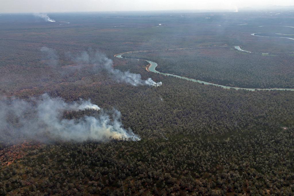 Tinjauan udara penanganan kebakaran hutan dan lahan di Kalimantan Selatan.